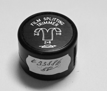 Řezačka na filmy 16 mm (2 x 8 mm) - Film splitting trimmer