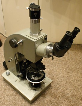 Metalografický Mikroskop Carlzeiss Jena , zatuhlý bez trafa 