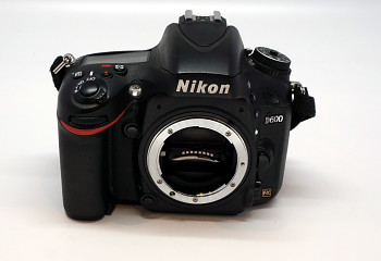 Nikon D600 tělo Formát snímače: Full Frame / FXRozlišení: 24,3 Mpx  