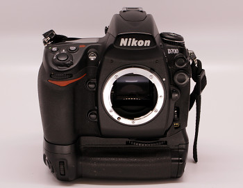 Nikon D700 Full Frame + Grip  +2x Baterie + adaptér na AA Baterie