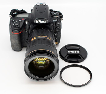 Nikon D700 + Objektiv Nikon AF-S 24-70mm 2,8F G ED N + Nabíječka
