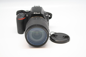 Nikon D5500 + objektiv: 18-140mm DX VR + Krabice