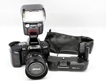 Nikon F90X set Objektiv : Nikon 28-70mm 3,5/4,5D + Grip MB-10 + Blesk Nikon SB -26
