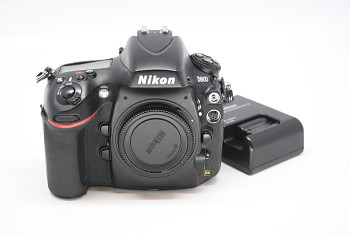 Nikon D800 tělo + nabíječka 2x baterie