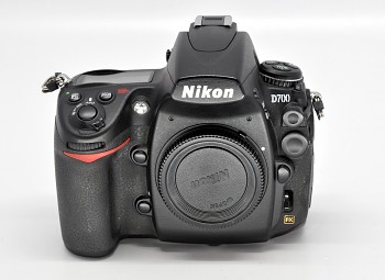 Nikon D700 tělo + Nbijěčka 