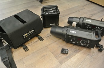 Zablesková světla set Bowens  1x GM 500R - 1x GM250R + Bowens Batterypak Travelpak